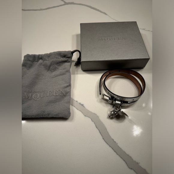 Alexander adjustable leather bracelet. Silver with silver skull. - Picture 2 of 4